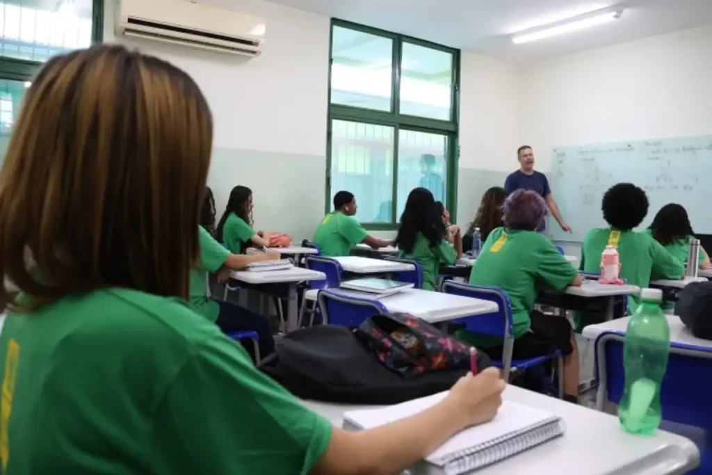 Alunos e professor em sala de aula de escola da Rede Estadual de Ensino (Foto: Álvaro Rezende)