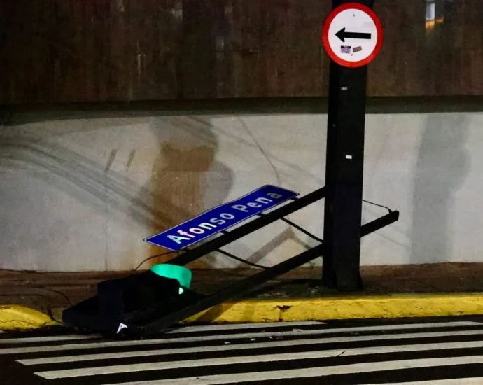 Semáforo cai na Afonso Pena durante temporal em Campo Grande