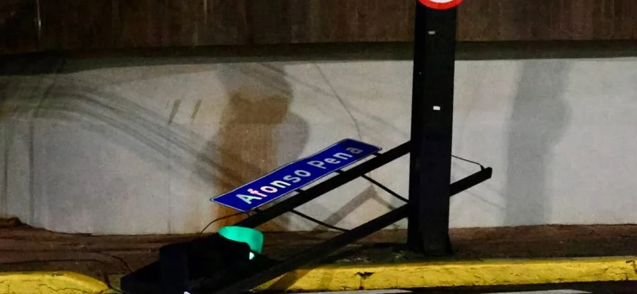 Semáforo cai na Afonso Pena durante temporal em Campo Grande