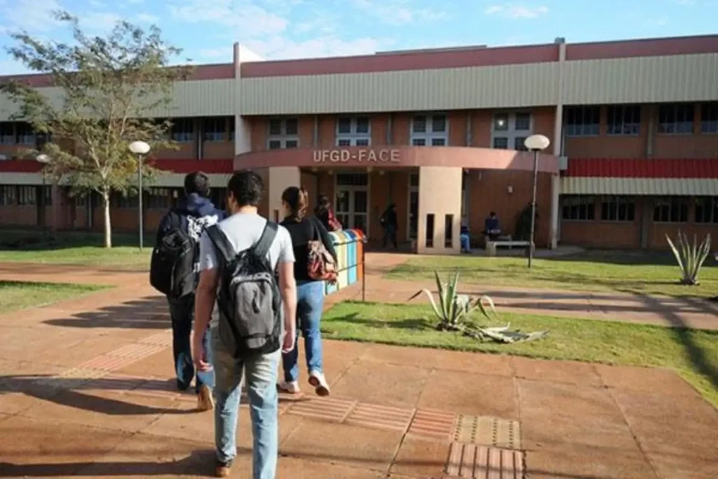 Alunos no campus da UFGD. (Foto: Divulgação/UFGD) cursos