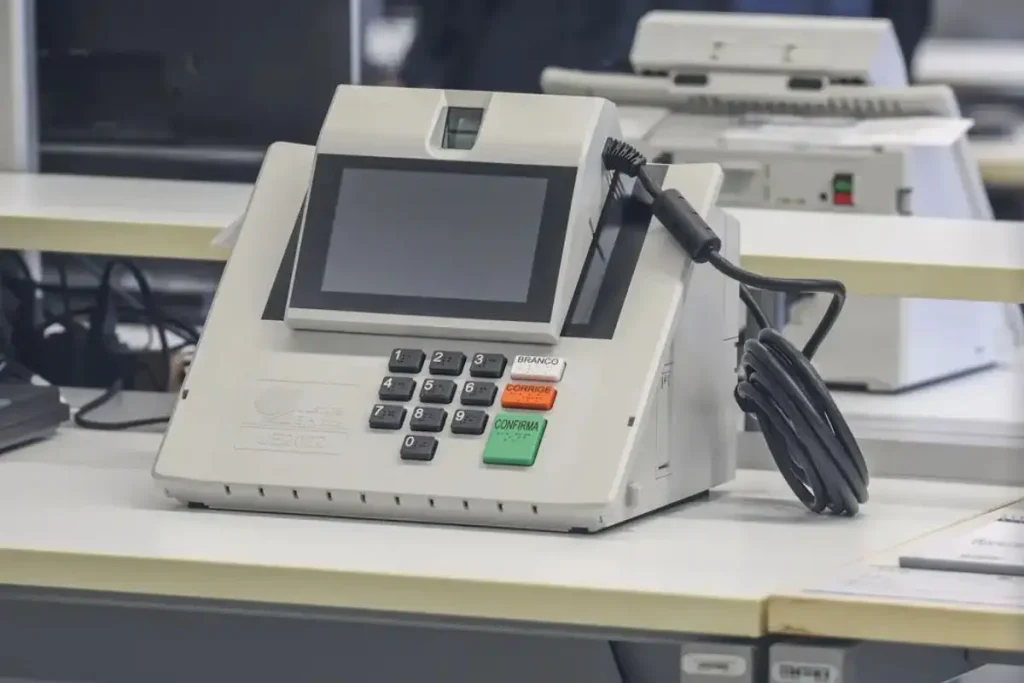 Urna eletrônica, utilização durante a votação. (Foto: Valter Campanato/Agência Brasil)