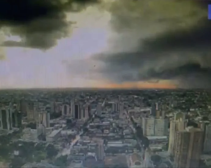 Tempestade provoca queda de árvores e blackout em Campo Grande