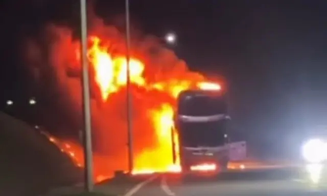 Incêndio destrói ônibus na BR-158 em MS; passageiros escapam ilesos