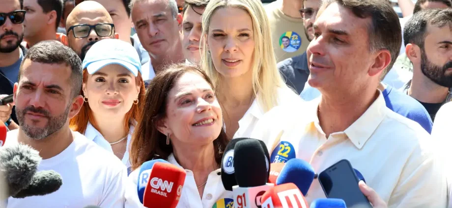 Flávio Bolsonaro promete manter Bolsa Família e Farmácia Popular