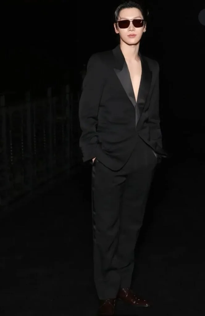 Desfile da Saint Laurent reúne estrelas na Paris Fashion Week