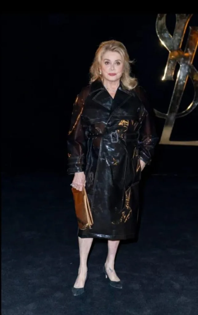 Desfile da Saint Laurent reúne estrelas na Paris Fashion Week
