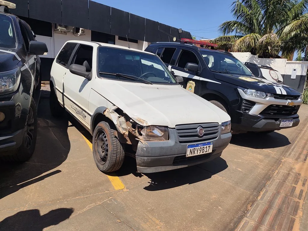 Carro furtado é recuperado com quatro suspeitos em Água Clara