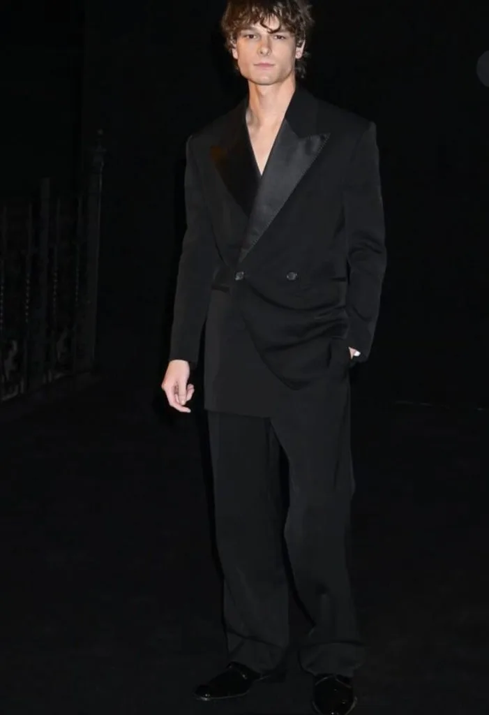 Desfile da Saint Laurent reúne estrelas na Paris Fashion Week