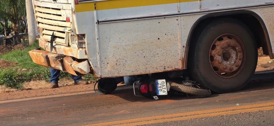 Acidente entre moto e ônibus resulta na morte de adolescente em Paranaíba