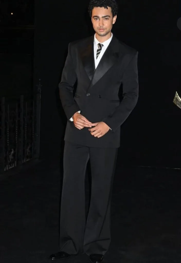 Desfile da Saint Laurent reúne estrelas na Paris Fashion Week