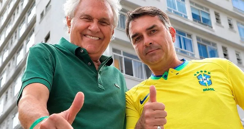 Caiado apoia Flávio Bolsonaro e pede anistia para Jair no 2º turno