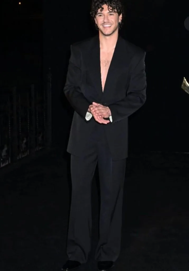 Desfile da Saint Laurent reúne estrelas na Paris Fashion Week