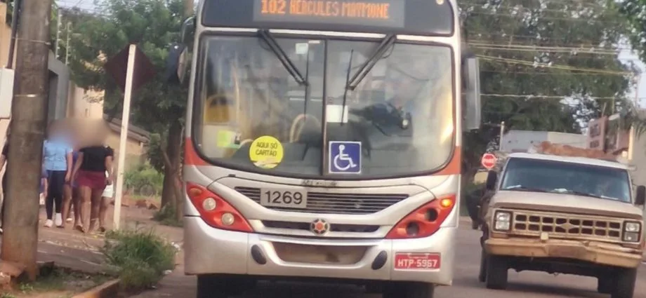 Ônibus do Consórcio Guaicurus circula sem farol em Campo Grande