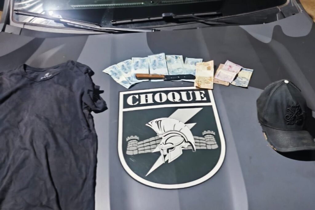 Suspeito foi localizado horas depois do crime enquanto trocava as roupas usadas durante o roubo. (Foto: PCMS)