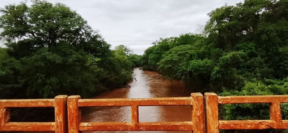 Rio Dourados cai pela metade após semana sem chuva em Dourados