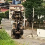 Caminhão de areia tomba durante subida e fica de pé em Pará de Minas