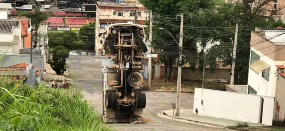 Caminhão de areia tomba durante subida e fica de pé em Pará de Minas