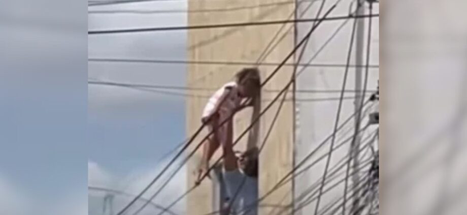Criança fica presa à fiação elétrica após queda em Delmiro Gouveia