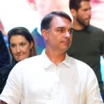 Flávio Bolsonaro teria sido recebido por Eduardo nos EUA, diz colunista