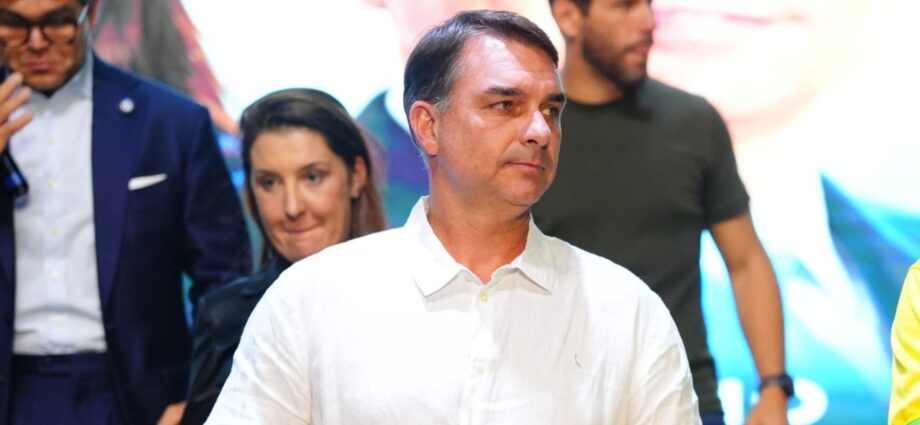 Flávio Bolsonaro teria sido recebido por Eduardo nos EUA, diz colunista