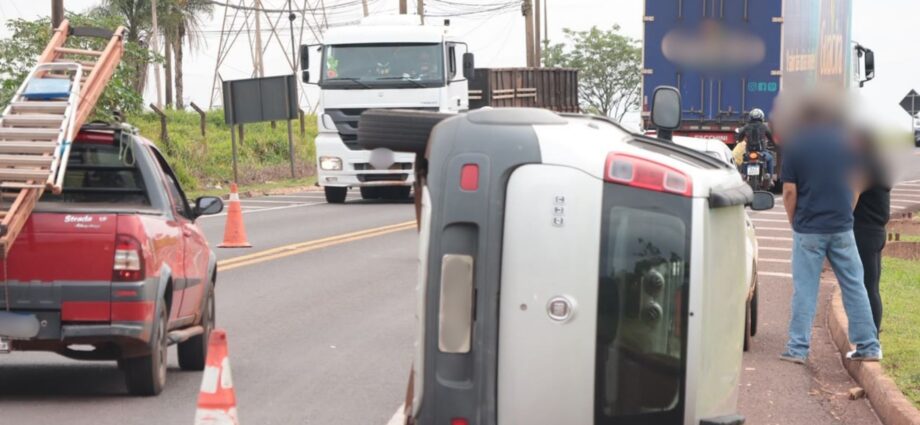 Uno tomba após freada brusca no macroanel de Campo Grande