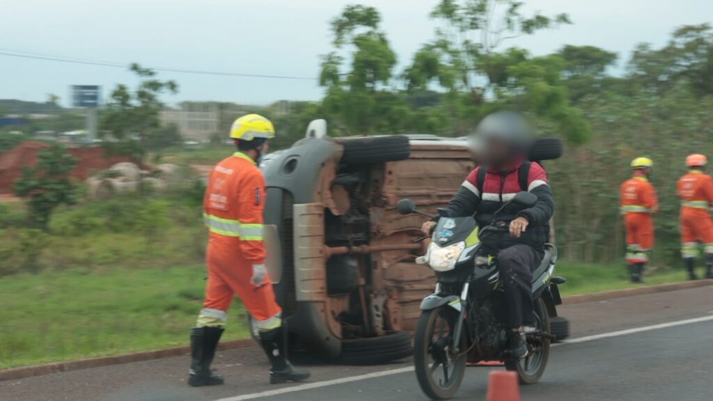 Uno tomba após freada brusca no macroanel de Campo Grande