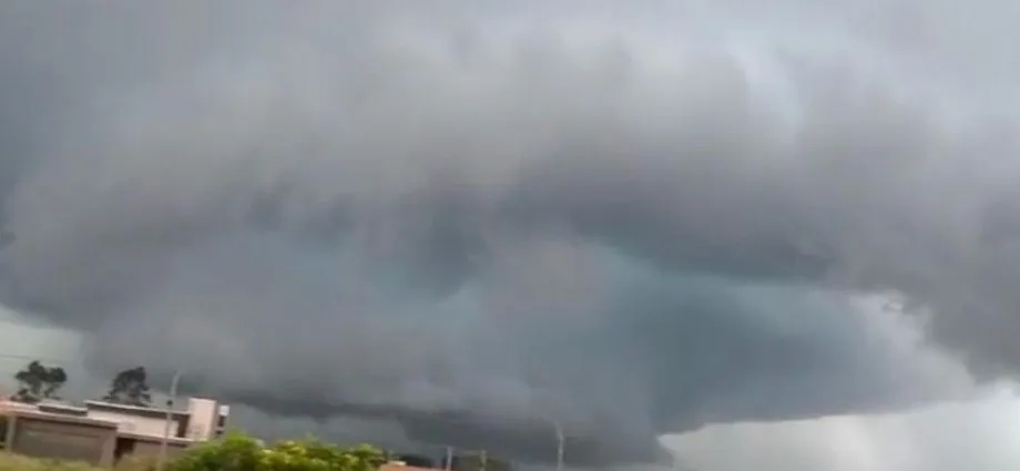 Estragos em Amambai após temporal com ventos de até 100 km/h