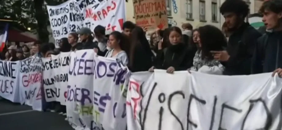 França: Jovens convocam nova manifestação após protestos na Bastilha