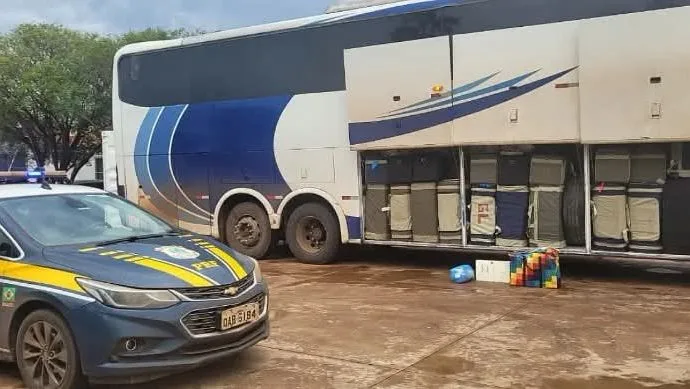 Apreensão de perfumes e cigarros em ônibus na BR-262, em MS