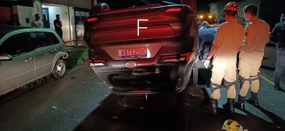 Acidente de trânsito em Três Lagoas: mulher capota carro após colidir com veículo estacionado
