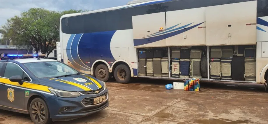 Operação em Água Clara intercepta ônibus com contrabando de perfumes e cigarros