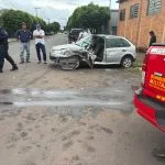 Acidente em Três Lagoas envolve caminhonete e carro de passeio, deixando mulher presa às ferragens