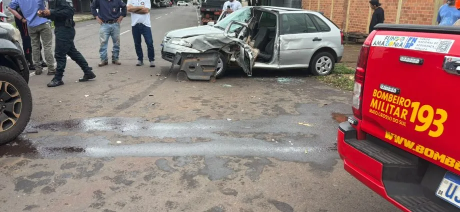 Acidente em Três Lagoas envolve caminhonete e carro de passeio, deixando mulher presa às ferragens