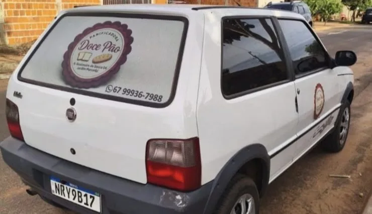 Fiat Uno furtado em frente a residência no Jardim Morumbi, em Água Clara