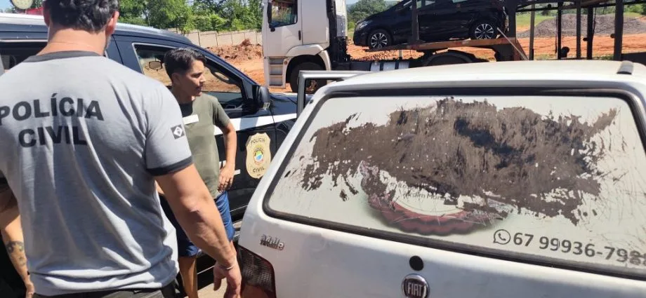 Carro furtado é recuperado com quatro suspeitos em Água Clara