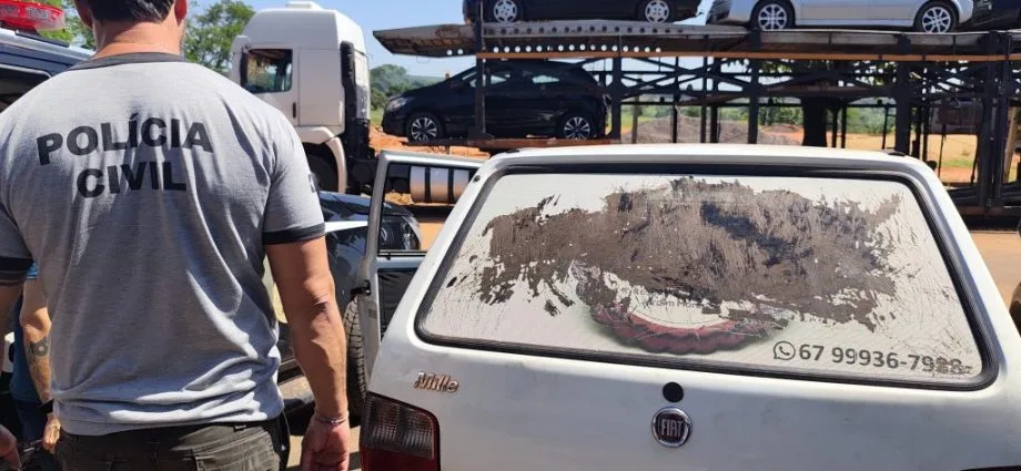 Fiat Uno furtado é recuperado com cocaína em Água Clara