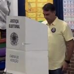 Flávio Bolsonaro lidera votação no exterior em apuração parcial