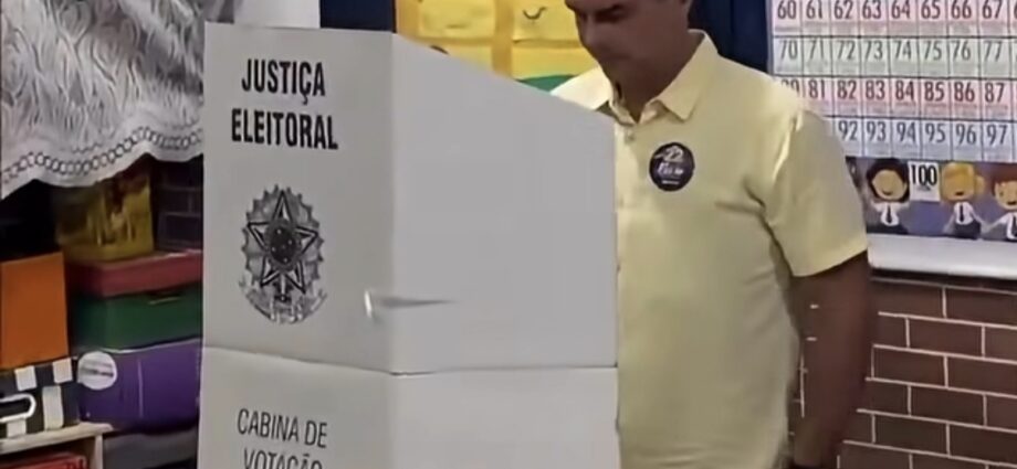 Flávio Bolsonaro lidera votação no exterior em apuração parcial