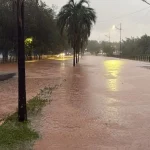 Chuva intensa causa alagamentos e transbordo do Lago do Amor em Campo Grande