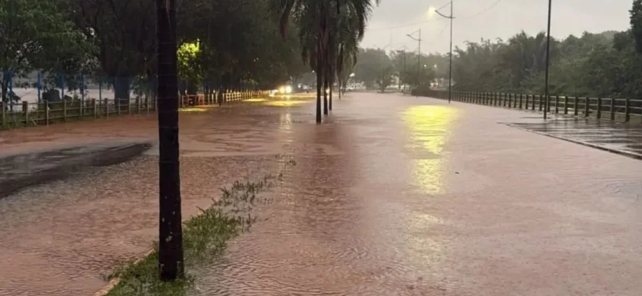 Chuva intensa causa alagamentos e transbordo do Lago do Amor em Campo Grande