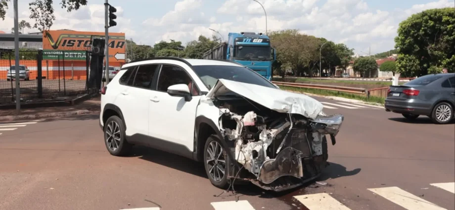 Acidente em Campo Grande deixa dois veículos com frentes destruídas