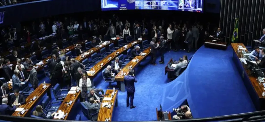 Senado prorroga medidas de proteção ao tarifaço dos EUA e preços de combustíveis