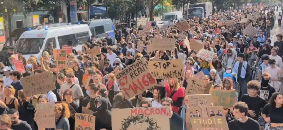 Protestos estudantis na França reúnem 450 mil pessoas