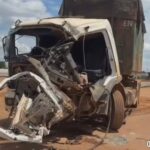 Colisão entre carreta e caminhão deixa motorista ferido na BR-163
