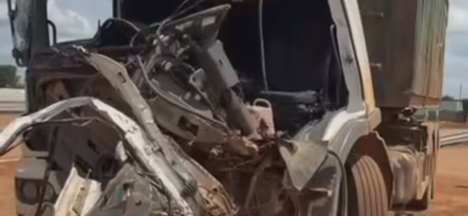 Colisão entre carreta e caminhão deixa motorista ferido na BR-163