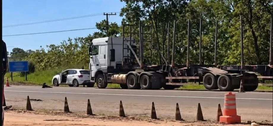 Colisão entre carreta e Polo deixa apenas danos materiais em Água Clara