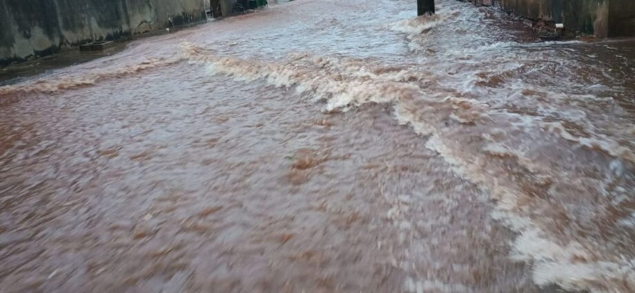 Temporal alaga ruas e avenidas após chuva em Nova Andradina