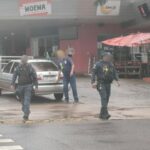 PM orienta vendedor a guardar bandeiras com rosto de candidato em Campo Grande