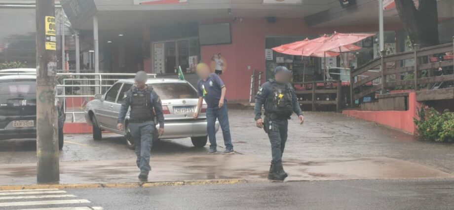 PM orienta vendedor a guardar bandeiras com rosto de candidato em Campo Grande