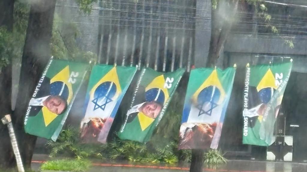 PM orienta vendedor a guardar bandeiras com rosto de candidato em Campo Grande